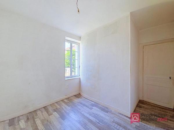 Appartement en rez-de-chaussée avec cour et 2 stationnements