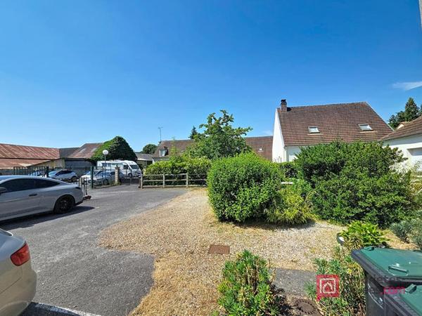 Appartement en rez-de-chaussée avec cour et 2 stationnements