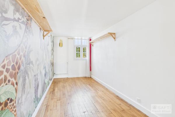 Coeur de Bécon. Charmante maison ancienne avec terrasse.