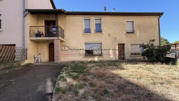Maison de village avec balcons et terrain