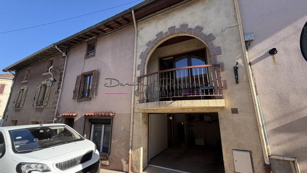 Maison de village avec balcons et terrain