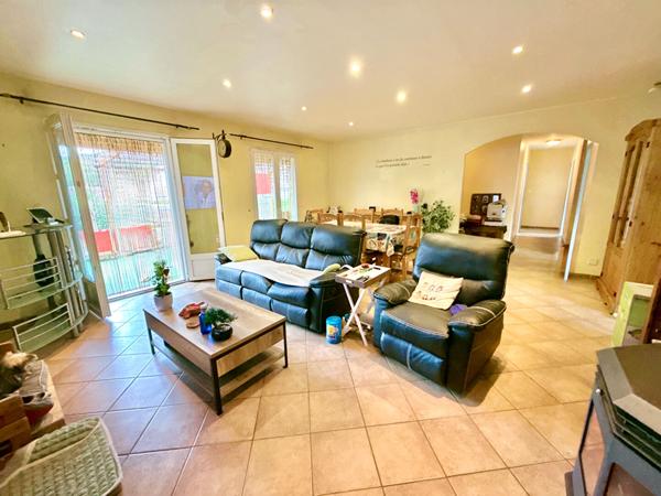 VILLA PLAIN-PIED LUMINEUX AVEC JARDIN ET GARAGE - QUARTIER CALME