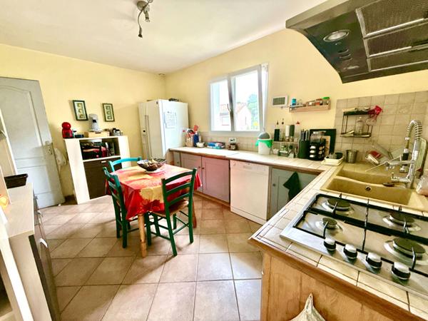 VILLA PLAIN-PIED LUMINEUX AVEC JARDIN ET GARAGE - QUARTIER CALME