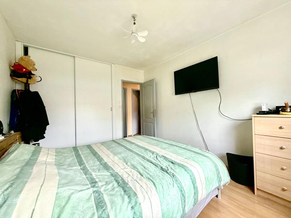 VILLA PLAIN-PIED LUMINEUX AVEC JARDIN ET GARAGE - QUARTIER CALME