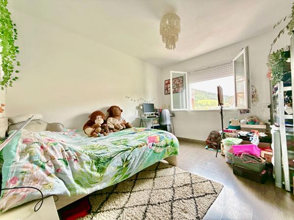 VILLA PLAIN-PIED LUMINEUX AVEC JARDIN ET GARAGE - QUARTIER CALME