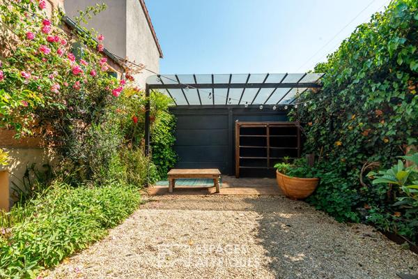Maison de caractère avec atelier de création et jardin au Charentonneau