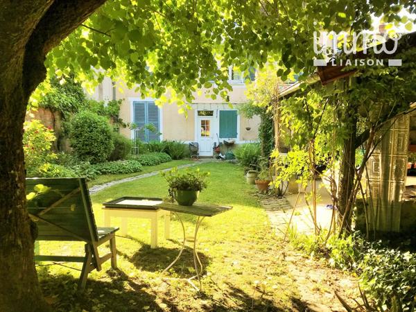Magnifique propriété sur 3 niveaux d'environ 165 m² sur la commune de LARDY comprenant au Rdc :
