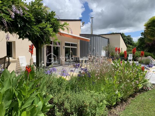 Au cœur d'un environnement naturel préservé, cette propriété contemporaine de caractère s'épanouit sur un parc paysager de près de 15 000 m² et offre des prestations de grande qualité.

À seulement 2 minutes de Baugé-en-Anjou, cette maison développe environ 233 m² habitables et séduit dès les premiers instants par ses volumes généreux, sa luminosité omniprésente et son cadre de vie privilégié.

Dès l'entrée, vous découvrez une vaste pièce de vie où salon, salle à manger et cuisine ouverte se répondent harmonieusement. Entièrement aménagée et équipée, la cuisine s'ouvre sur une agréable terrasse bordant la piscine, créant un espace de vie convivial, idéal pour partager des moments en famille ou entre amis.

Le rez-de-chaussée accueille un espace nuit confortable composé d'une suite parentale avec dressing et salle d'eau privative, de deux chambres supplémentaires, d'une salle de bains ainsi que d'une salle de jeux pouvant également s'adapter à vos besoins.

Le sous-sol complète les prestations avec un vaste garage double, une salle de sport ou de loisirs, ainsi que deux chambres, offrant de nombreuses possibilités d'aménagement.

À l'extérieur, le charme opère immédiatement. Une piscine creusée de 12,5 m x 5 m invite à la détente, tandis que le parc arboré, soigneusement entretenu, confère à l'ensemble une atmosphère paisible et intimiste.

Rare sur le secteur, cette propriété conjugue avec élégance confort contemporain, environnement naturel d'exception et multiples possibilités d'exploitation, qu'il s'agisse d'une résidence familiale ou d'un projet d'accueil.

Facile d’accès, la propriété bénéficie d’une situation idéale :

A 2 minutes de Baugé en Anjou, à 35 minutes d’Angers, à 35 minutes de Saumur.  
Ce bien bénéficie d’une situation exceptionnelle malgré son emplacement central. Il est situé à 20 minutes de l’autoroute et seulement 35 minutes que de la gare TGV.

CLASSE ÉNERGIE : D / CLASSE CLIMAT : D
« Montant moyen estimé des dépenses annuelles énergie pour un usage standard, établi à partir prix moyens des énergies indexés au 1er janvier 2021 (abonnements compris) ».

Contact Espaces Atypiques : Eddy MICHEL - 06 28 13 41 22
Les honoraires sont à la charge du vendeur.

Les informations sur les risques auxquels ce bien est exposé sont disponibles sur le site Géorisques pour les zones concernées : www.georisques.gouv.fr