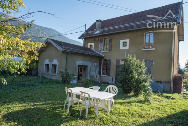 ✨ Ancienne école de caractère avec vue Belledonne – Fort potentiel à Theys ✨