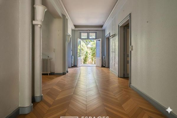 Demeure de caractère avec jardins, au coeur de la ville