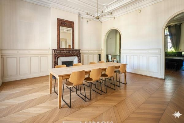 Demeure de caractère avec jardins, au coeur de la ville