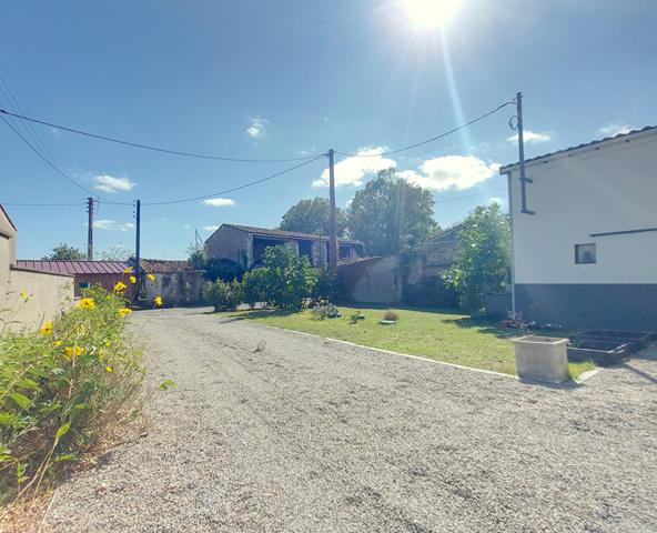 Maison rénovée avec goût à Saint Julien de Concelles - 273300 €