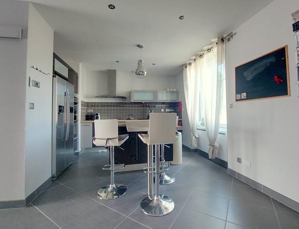 Maison rénovée avec goût à Saint Julien de Concelles - 273300 €