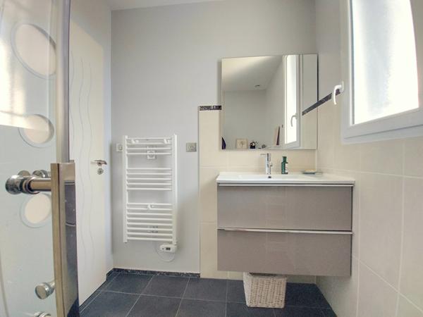 Maison rénovée avec goût à Saint Julien de Concelles - 273300 €