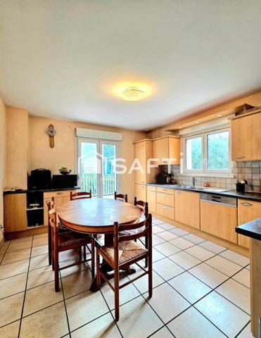 À MULHOUSE quartier DORNACH – MAISON FAMILIALE de 2001 de 125 M² – CALME, TERRASSE, JARDIN ET GARAGE DOUBLE