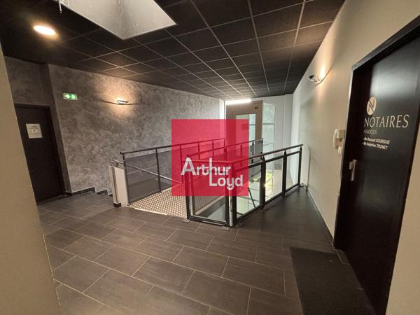 Bureaux à vendre Montbonnot parking ascenseur normes ERP PMR