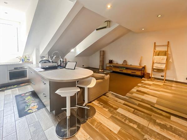 Cannes Centre, 2P en dernier étage, en mansarde, refait à neuf, à 2 minutes rue d'Antibes.