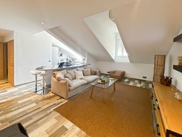 Cannes Centre, 2P en dernier étage, en mansarde, refait à neuf, à 2 minutes rue d'Antibes.