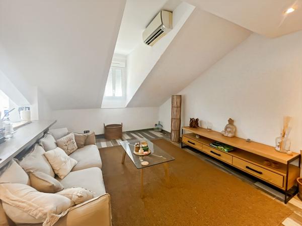 Cannes Centre, 2P en dernier étage, en mansarde, refait à neuf, à 2 minutes rue d'Antibes.