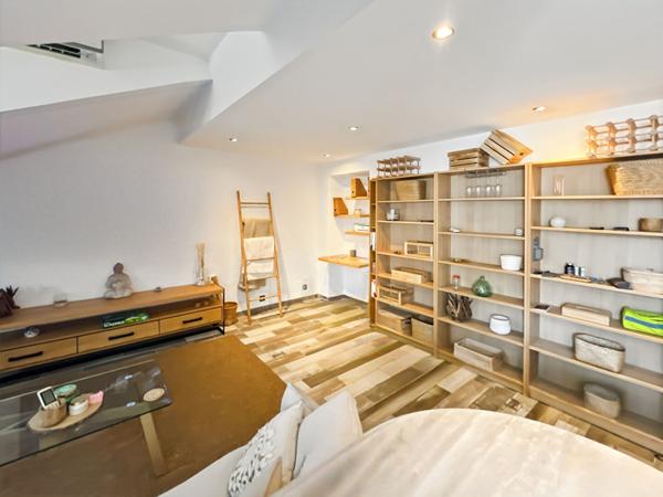 Cannes Centre, 2P en dernier étage, en mansarde, refait à neuf, à 2 minutes rue d'Antibes.