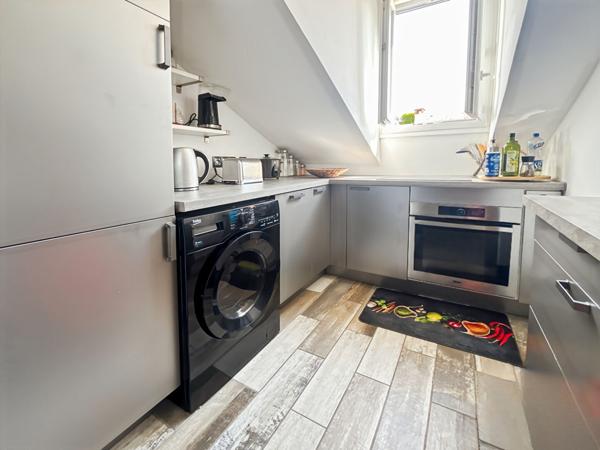 Cannes Centre, 2P en dernier étage, en mansarde, refait à neuf, à 2 minutes rue d'Antibes.