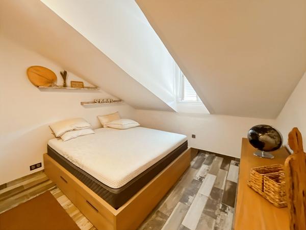 Cannes Centre, 2P en dernier étage, en mansarde, refait à neuf, à 2 minutes rue d'Antibes.