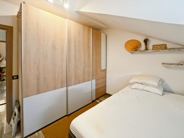 Cannes Centre, 2P en dernier étage, en mansarde, refait à neuf, à 2 minutes rue d'Antibes.