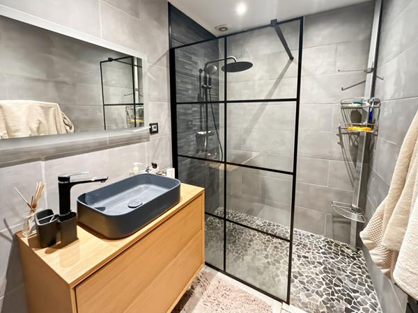 Cannes Centre, 2P en dernier étage, en mansarde, refait à neuf, à 2 minutes rue d'Antibes.