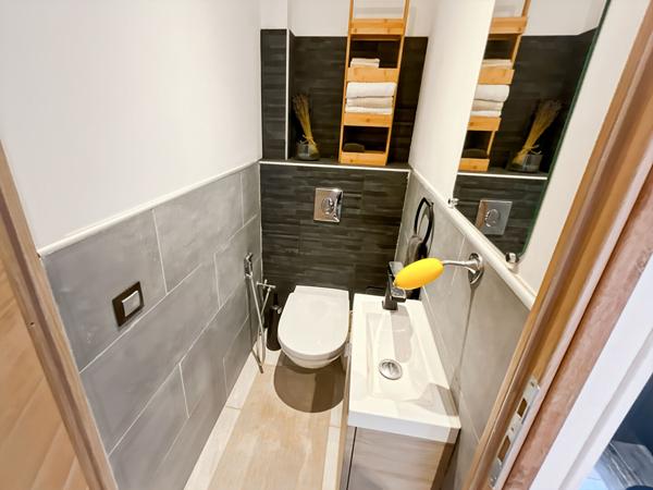 Cannes Centre, 2P en dernier étage, en mansarde, refait à neuf, à 2 minutes rue d'Antibes.