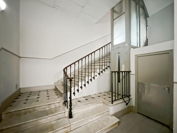 Cannes Centre, 2P en dernier étage, en mansarde, refait à neuf, à 2 minutes rue d'Antibes.