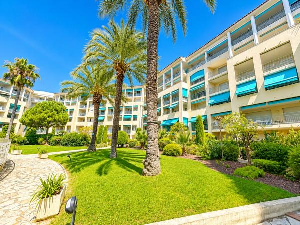 SUPERBE 2 PIECES VUE MER A JUAN LES PINS