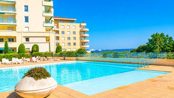 SUPERBE 2 PIECES VUE MER A JUAN LES PINS