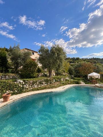 SAINT-JEANNET – Propriété de caractère avec piscine, oliveraie et aperçu mer