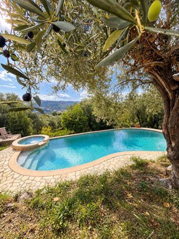 SAINT-JEANNET – Propriété de caractère avec piscine, oliveraie et aperçu mer