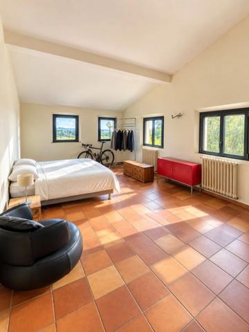 SAINT-JEANNET – Propriété de caractère avec piscine, oliveraie et aperçu mer