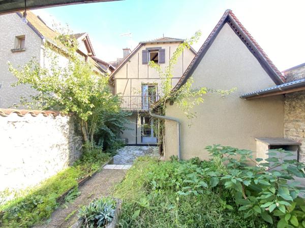 Charme & Rentabilité : rare Propriété Médiévale au Coeur du Quercy Bretenoux