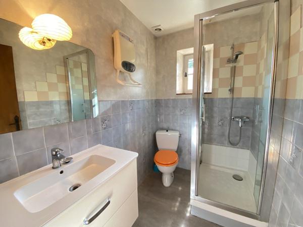 Charme & Rentabilité : rare Propriété Médiévale au Coeur du Quercy Bretenoux