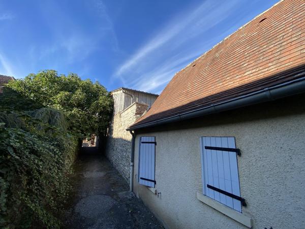Charme & Rentabilité : rare Propriété Médiévale au Coeur du Quercy Bretenoux