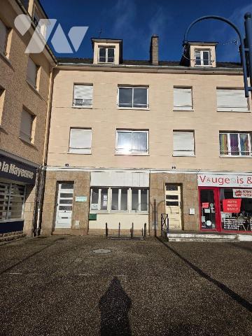 MAYENNE-  Centre ville ST MARTIN, Place du 9 juin, immeuble mixte (commerces et habitation).
-...