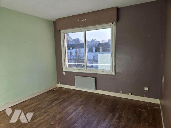 MAYENNE-  Centre ville ST MARTIN, Place du 9 juin, immeuble mixte (commerces et habitation).
-...