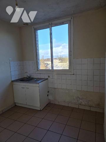 MAYENNE-  Centre ville ST MARTIN, Place du 9 juin, immeuble mixte (commerces et habitation).
-...