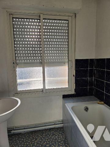 MAYENNE-  Centre ville ST MARTIN, Place du 9 juin, immeuble mixte (commerces et habitation).
-...