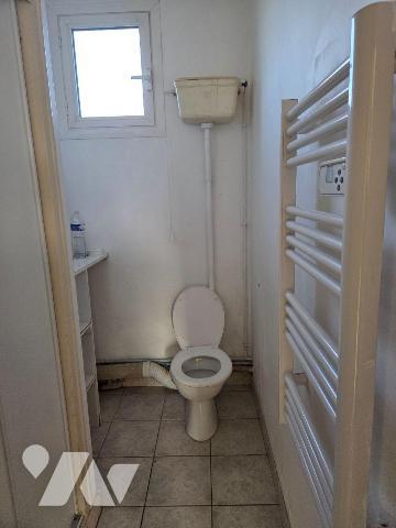 MAYENNE-  Centre ville ST MARTIN, Place du 9 juin, immeuble mixte (commerces et habitation).
-...