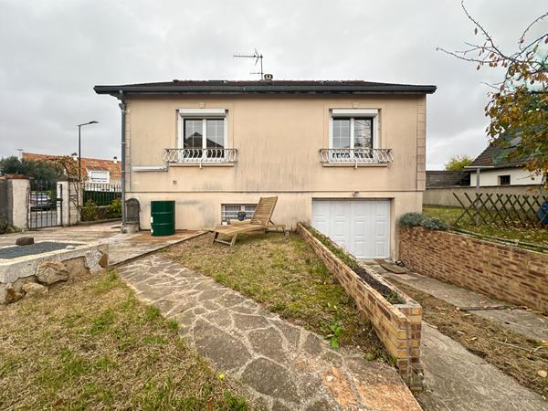 Maison avec sous-sol total a vendre sur Réau - 5 pièces a rénover
