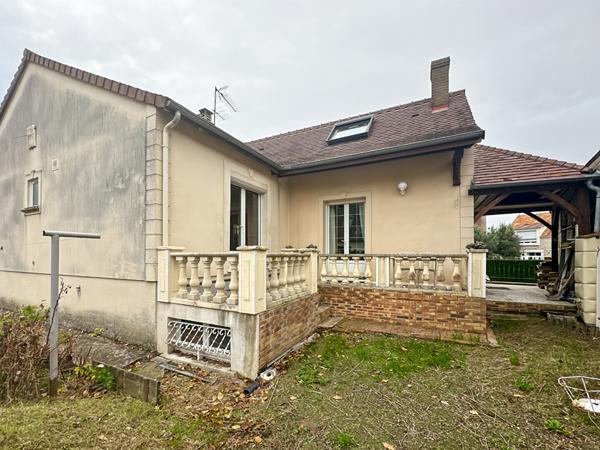 Maison avec sous-sol total a vendre sur Réau - 5 pièces a rénover
