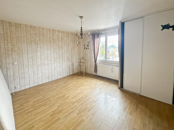 Maison avec sous-sol total a vendre sur Réau - 5 pièces a rénover