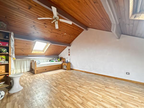 Maison avec sous-sol total a vendre sur Réau - 5 pièces a rénover