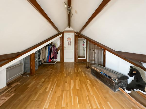 Maison avec sous-sol total a vendre sur Réau - 5 pièces a rénover