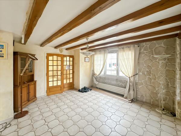Maison avec sous-sol total a vendre sur Réau - 5 pièces a rénover