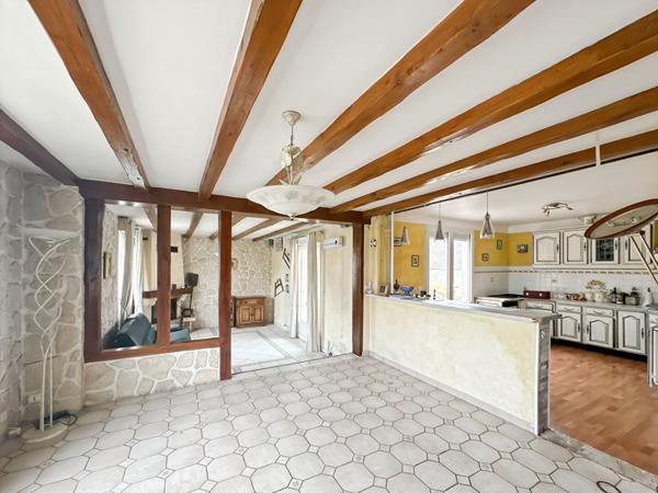 Maison avec sous-sol total a vendre sur Réau - 5 pièces a rénover